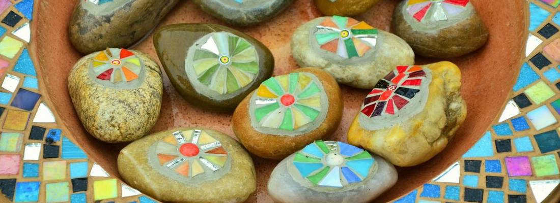 Steine mit Mosaik verziert