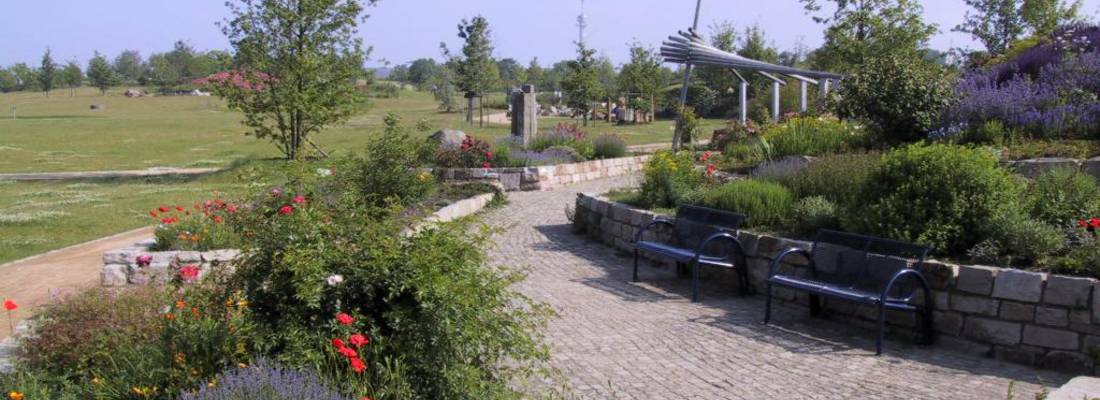 Park der Sinne mit zwei Bänken vielen Blumen