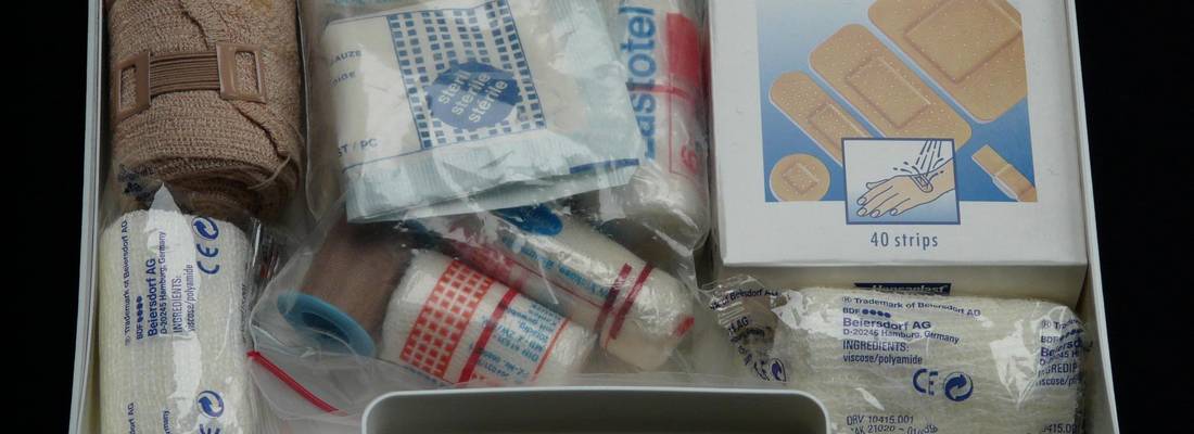 Ein geöffneter Erste-Hilfe-Koffer mit Pflastern und Verbänden