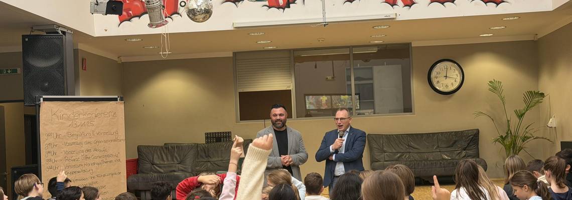 2. Laatzener Kinderkonferenz © Stadt Laatzen Stadtrat Jörg Sporleder und Fachbereichsleiter Ali Kari diskutieren mit den Kindern zum Thema Ganztag