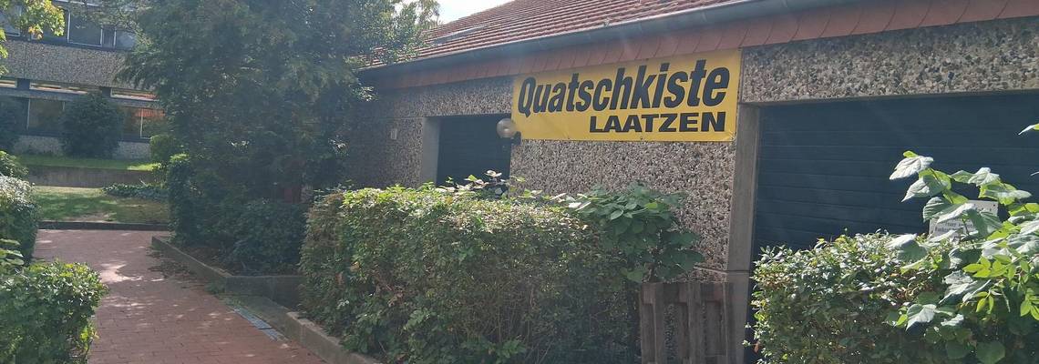 Quatschkiste Außenansicht mit Banner "Quatschkiste" an der Wand