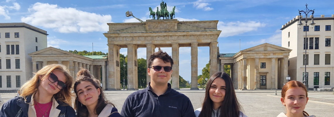 5 Jugendliche aus dem Laatzener Jugendbeirat posieren in Berlin vor dem Brandenburger Tor