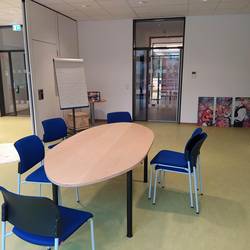 Abgetrennter Bereich mit Tisch und Stühlen zum gemeinsamen Spielen, Besprechen und kreativem Gestalten