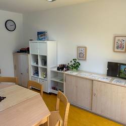 Sitzgruppe zum Basteln, Quatschen, Spielen. Im Hintergrund ein Sideboard