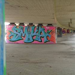 Beton-Brückenpfeiler  unter der Bundesstraße sind mit Graffiti besprüht