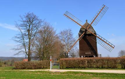 Landschaftsaufnahme der Windmühle Marienrode