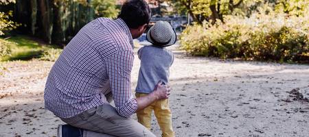 Vater kniet neben seinem Kind und spricht mit ihm ©Pixabay
