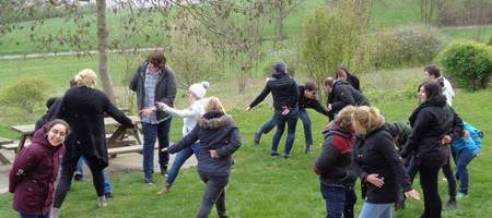 Jugendliche auf der Wiese beim Gruppenspiel