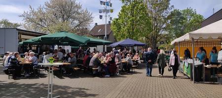 Blick auf den Parkplatz Gleidingen mit mit Besuchenden und Ständen