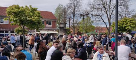 Blick auf den Marktplatz Rethen mit mit Besuchenden und Ständen