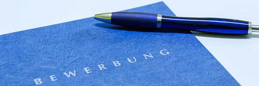 Blaue Bewerbungsmappe mit Stift