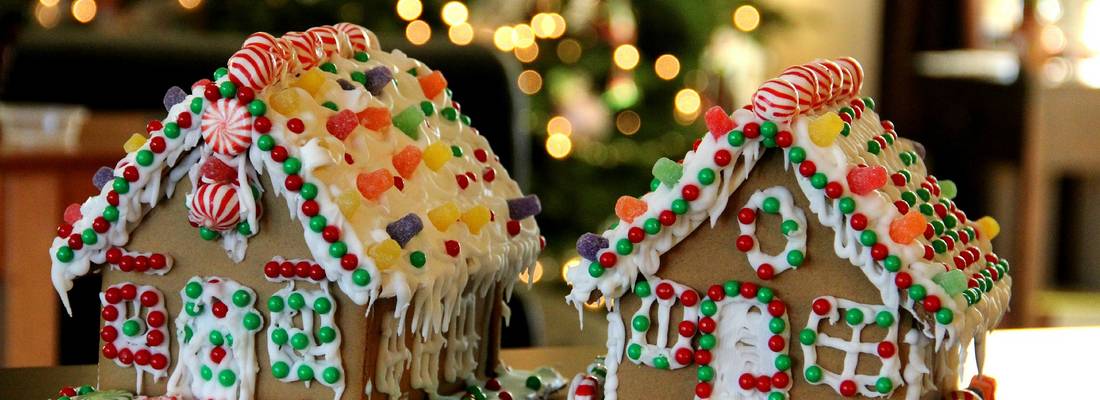 Zwei mit Zuckerguß und bunten Süßigkeiten dekorierte Lebkuchenhäuschen