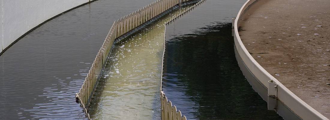 Teil eines Beckens in einem Klärwerk mit unterschiedlichen Stufen, durch die das Wasser durchläuft