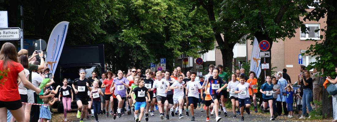 Läuferinnen und Läufer laufen los auf der Alten Rathausstraße