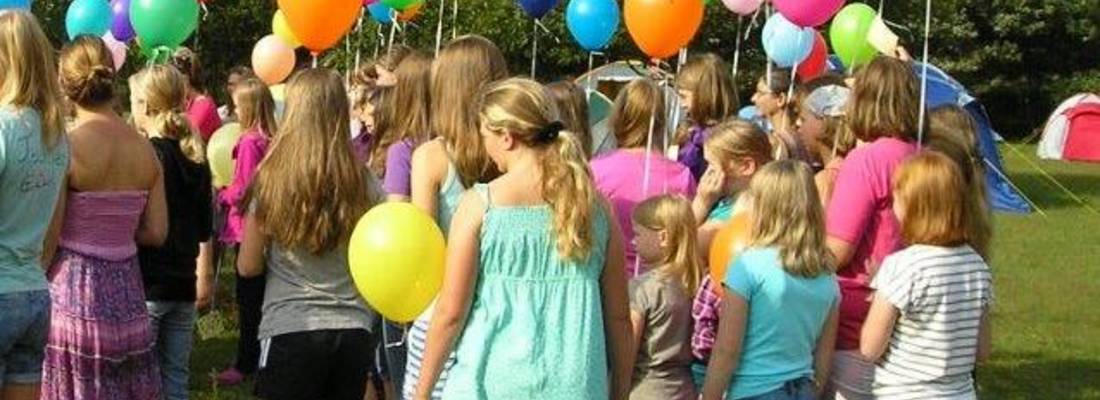 Mädchen mit Luftballons, aufgenommen beim Mädchenaktionscamp 2011