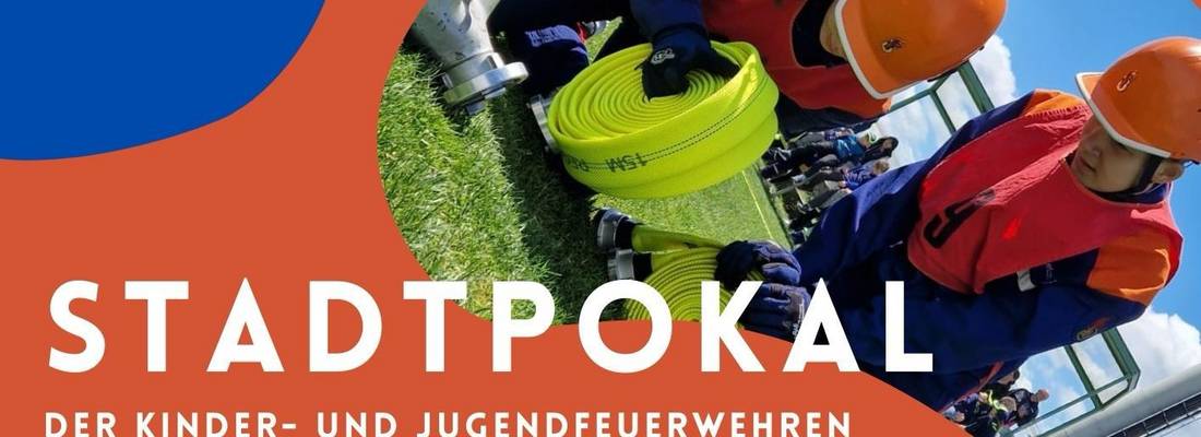 Jugendlichen rollen einen Feuerwehrschlauch auf