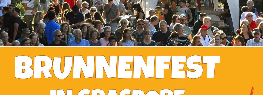 Oben: Blick auf die Kirchstraße mit Menschen; Unten: Banner mit Datum und