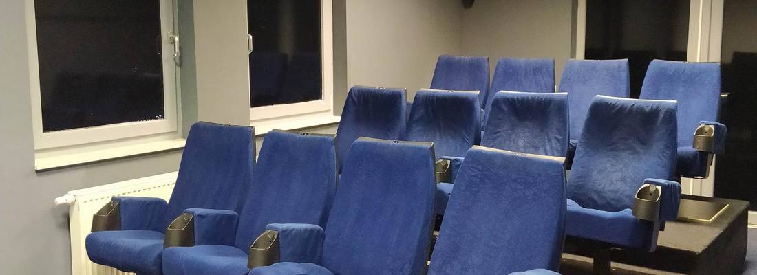 Kinoraum mit Original Kinosesseln