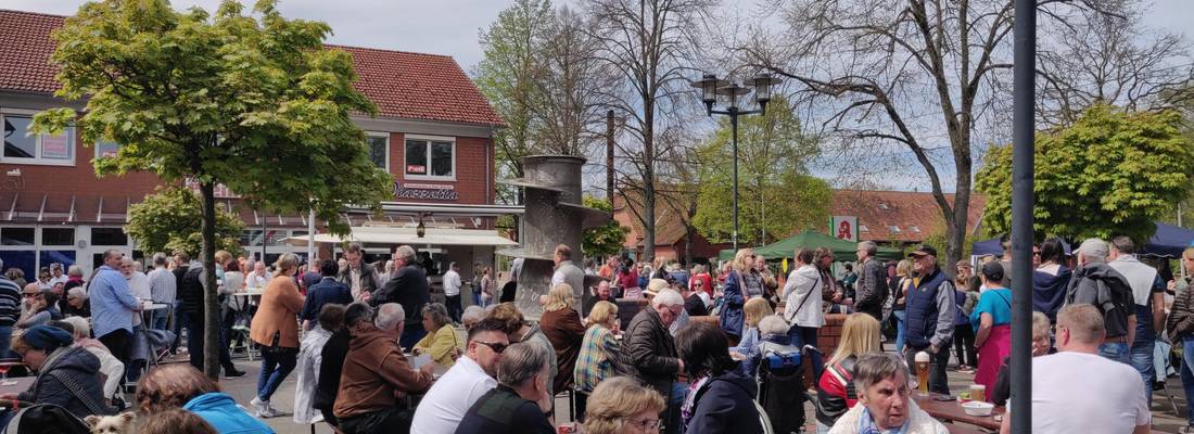 Blick auf den Marktplatz Rethen mit mit Besuchenden und Ständen