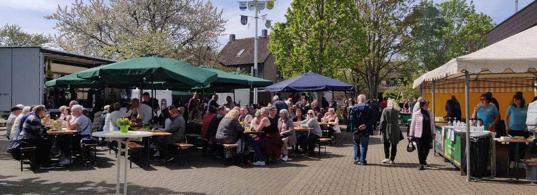 Blick auf den Parkplatz Gleidingen mit mit Besuchenden und Ständen