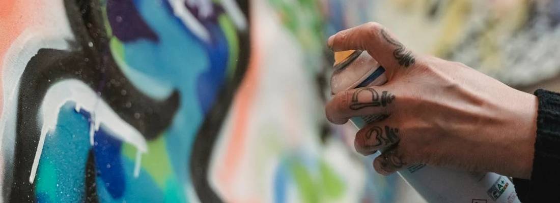 Nahaufnahme Graffitidose beim Sprühen