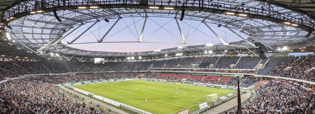 Blick ins Niedersachsenstadion in der Dämmerung