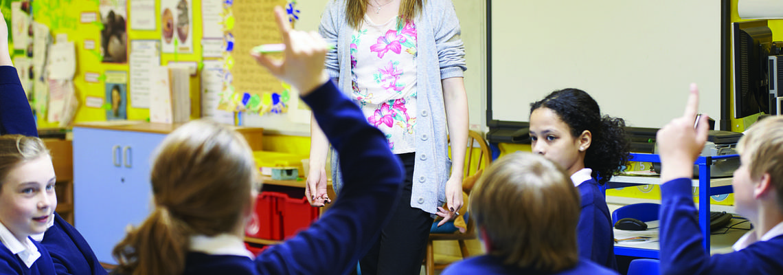 Kinder melden sich im Klassenraum