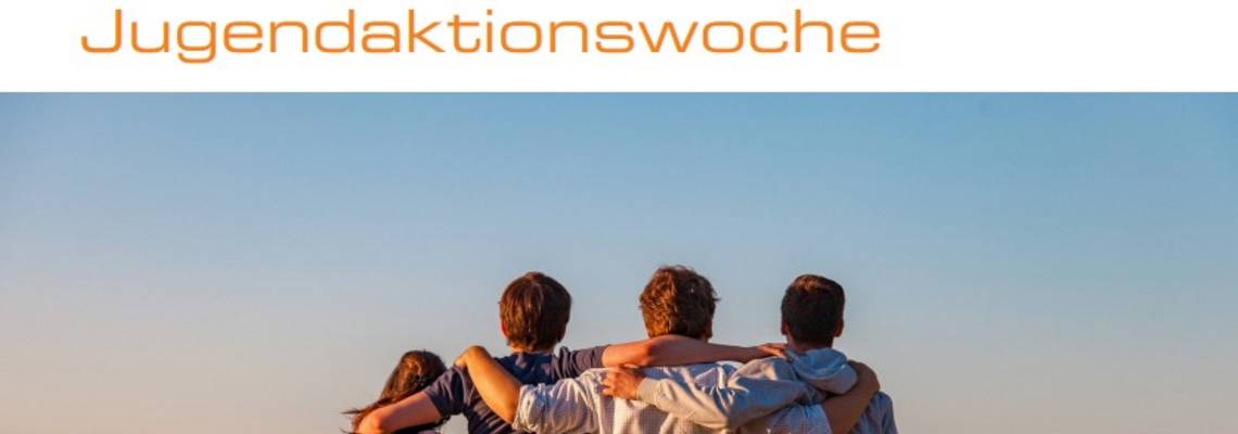 Eine Gruppe Jugendlicher sitzt nebeneinander