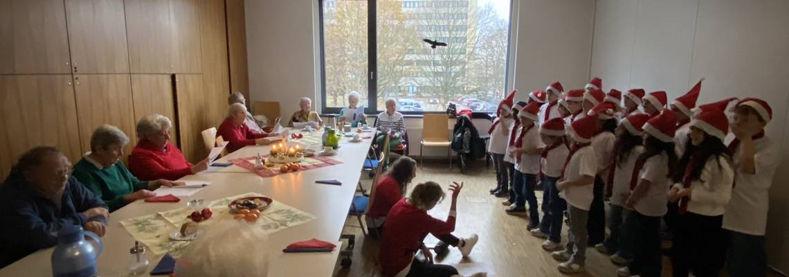 Kinder der Quatschkiste singt vor der offenen Seniorengruppe der AWO im Stadthaus