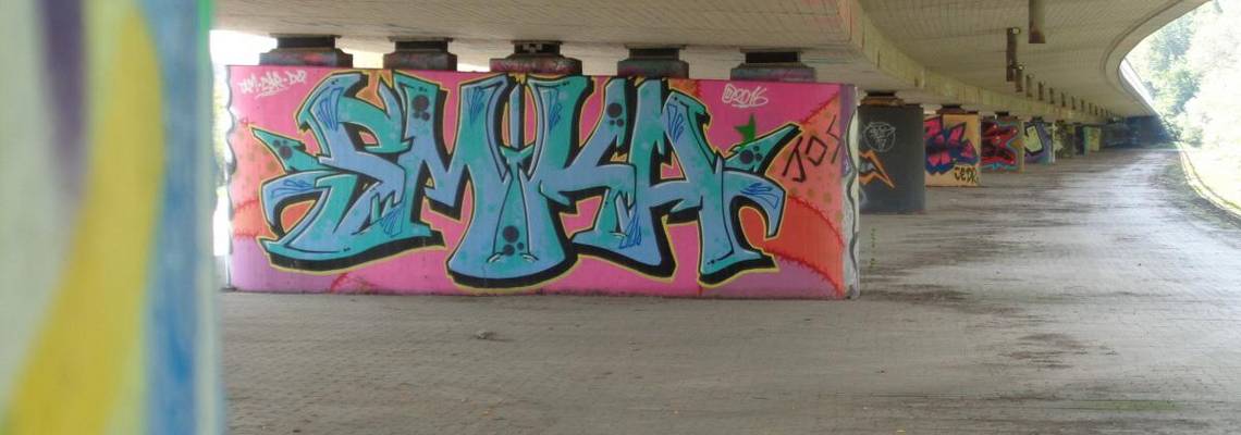 Beton-Brückenpfeiler  unter der Bundesstraße sind mit Graffiti besprüht