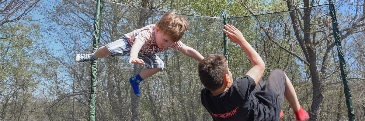 Zwei Kinder springen auf einem großen Trampolin ©Pixabay
