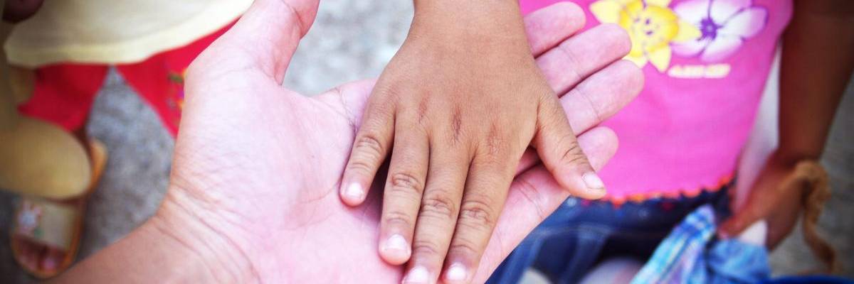 Kinderhand liegt in einer geöffneten Erwachsenenhand ©Pixabay