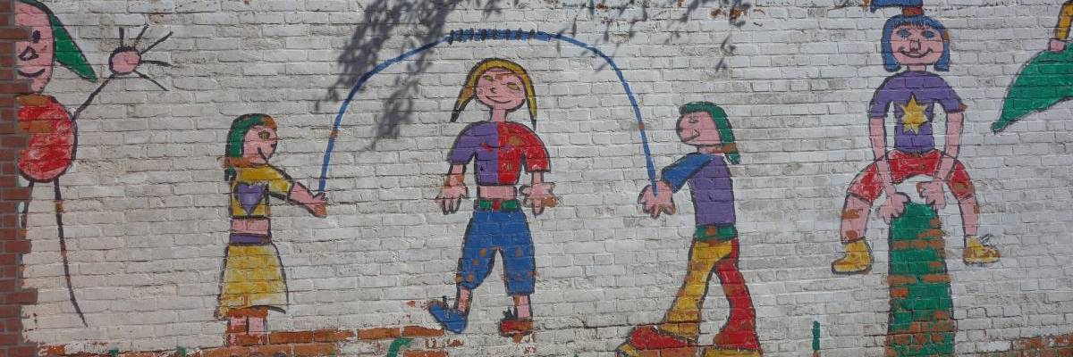 Eine Mauer ist mit Seil springenden Kinder bemalt ©Pixabay