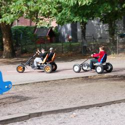 Zwei Kinder fahren hintereinander her