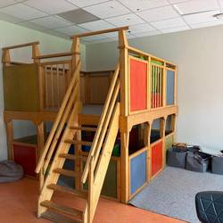 Spielturm mit zwei Ebenenen für Kinder