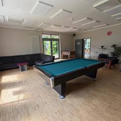 Billardraum mit Sofas und Tischkicker