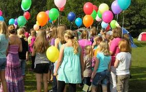 Mädchen mit Luftballons, aufgenommen beim Mädchenaktionscamp 2011