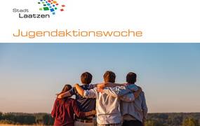 Eine Gruppe Jugendlicher sitzt nebeneinander