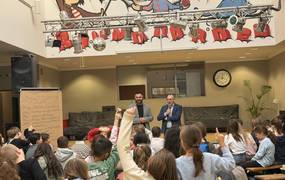 Stadtrat Jörg Sporleder und Fachbereichsleiter Ali Kari diskutieren mit den Kindern zum Thema Ganztag