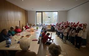 Kinder der Quatschkiste singt vor der offenen Seniorengruppe der AWO im Stadthaus