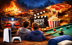 Zwei Jungs von hinten zu sehen mit Aussicht auf TV, Pizza, Stockbrot und Billard