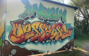 Die neu gestaltete Rückwand des Jugendplatzes in Ingeln-Oesselse mit dem Namen des Dorfes als Graffiti-Schrifzug