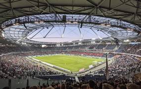 Blick ins Niedersachsenstadion in der Dämmerung