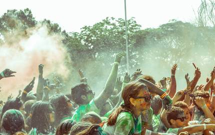 Kinder feiern ausgelassen eine Party im Grünen