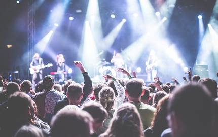 Menge beim Konzert vor der Bühne