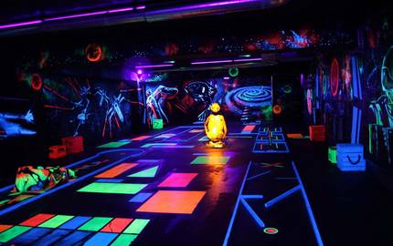 Schwarzlicht Minigolfbahn mit Neonfarben