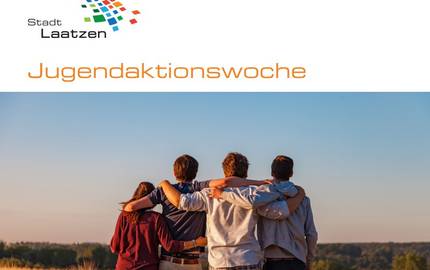 Eine Gruppe Jugendlicher sitzt nebeneinander
