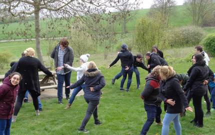 Jugendliche auf der Wiese beim Gruppenspiel