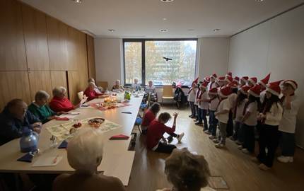 Kinder der Quatschkiste singt vor der offenen Seniorengruppe der AWO im Stadthaus
