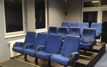 Kinoraum mit Original Kinosesseln